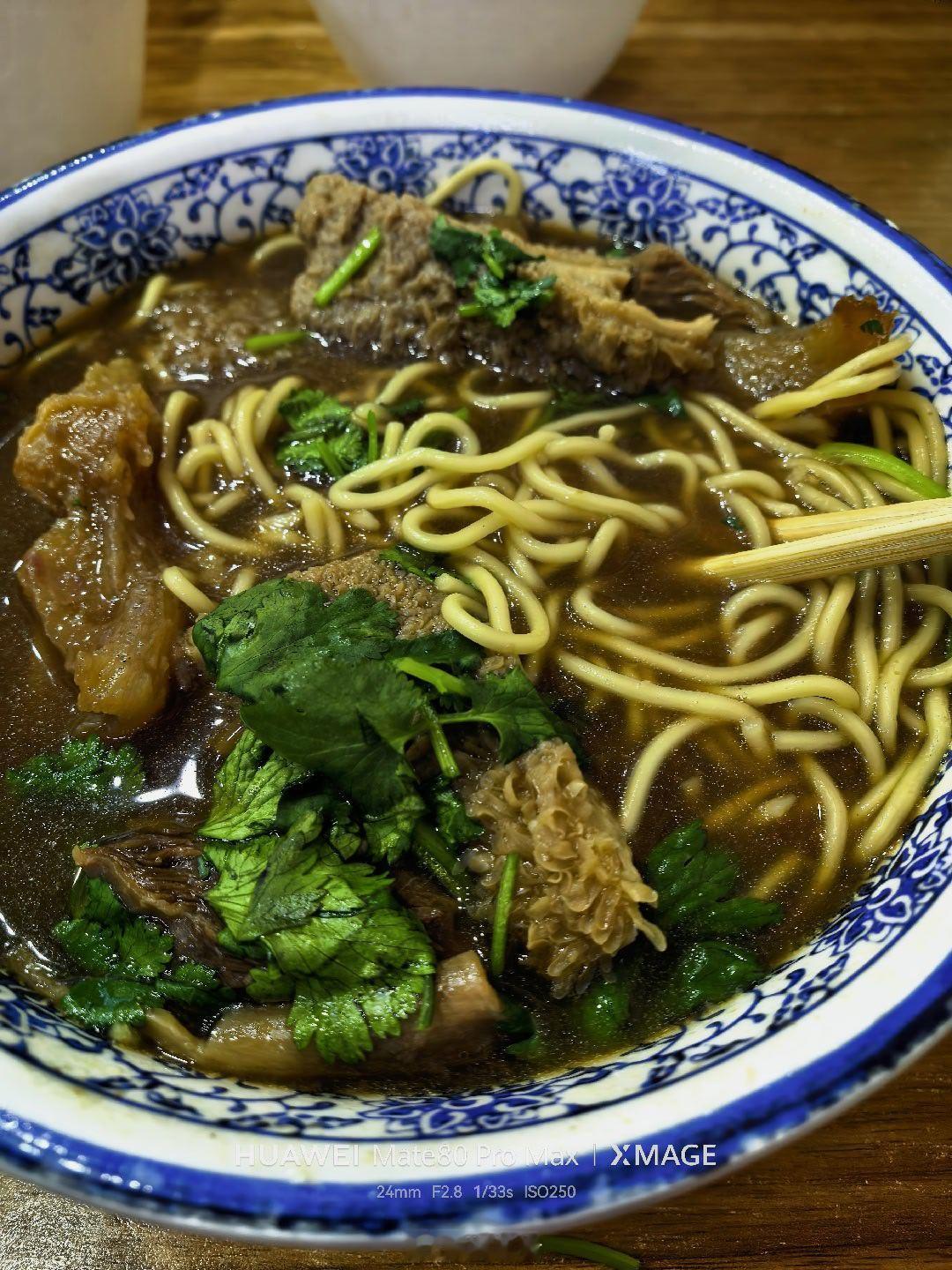 今天反弹有点弱……半场开不了香槟了，中午吃面，多加点牛肉吧！ 