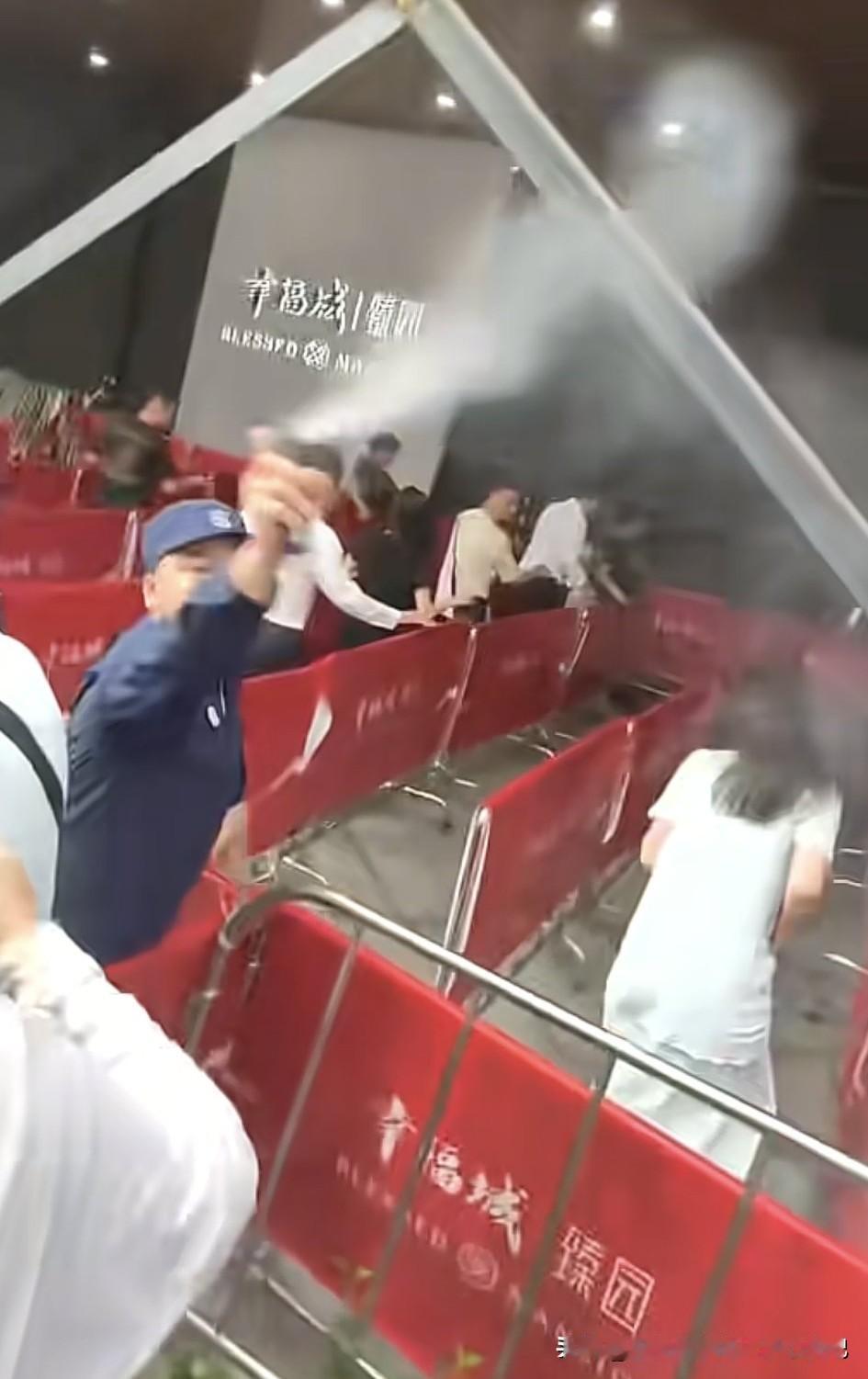 保安喷辣椒水，购房者也不走，原来是房价的原因。

深圳龙华，一家房地产开盘，有购