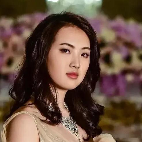 华为二公主姚安娜从长发剪了短发之后 就开始健身减肥，是真的拼啊 ​​​