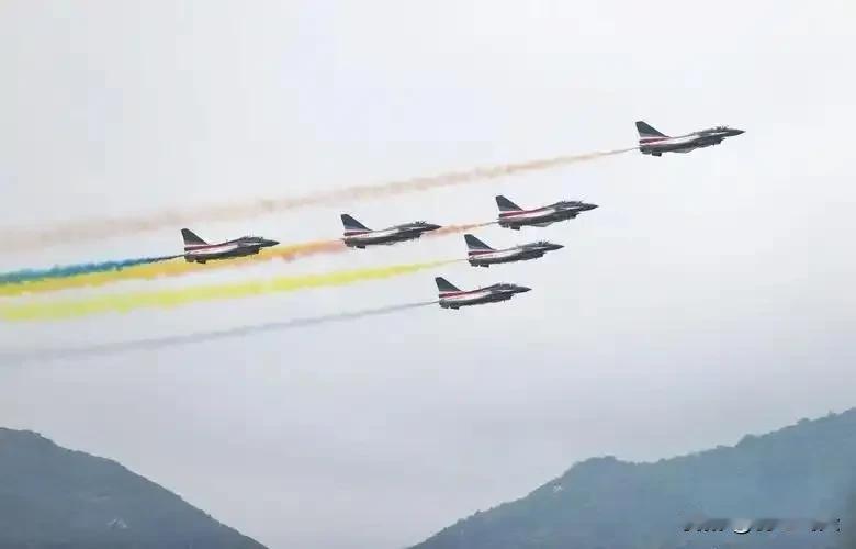 鹰击长空，炫舞天地，厉害了我的国
北京时间11月12日10点，第十五届中国航展在