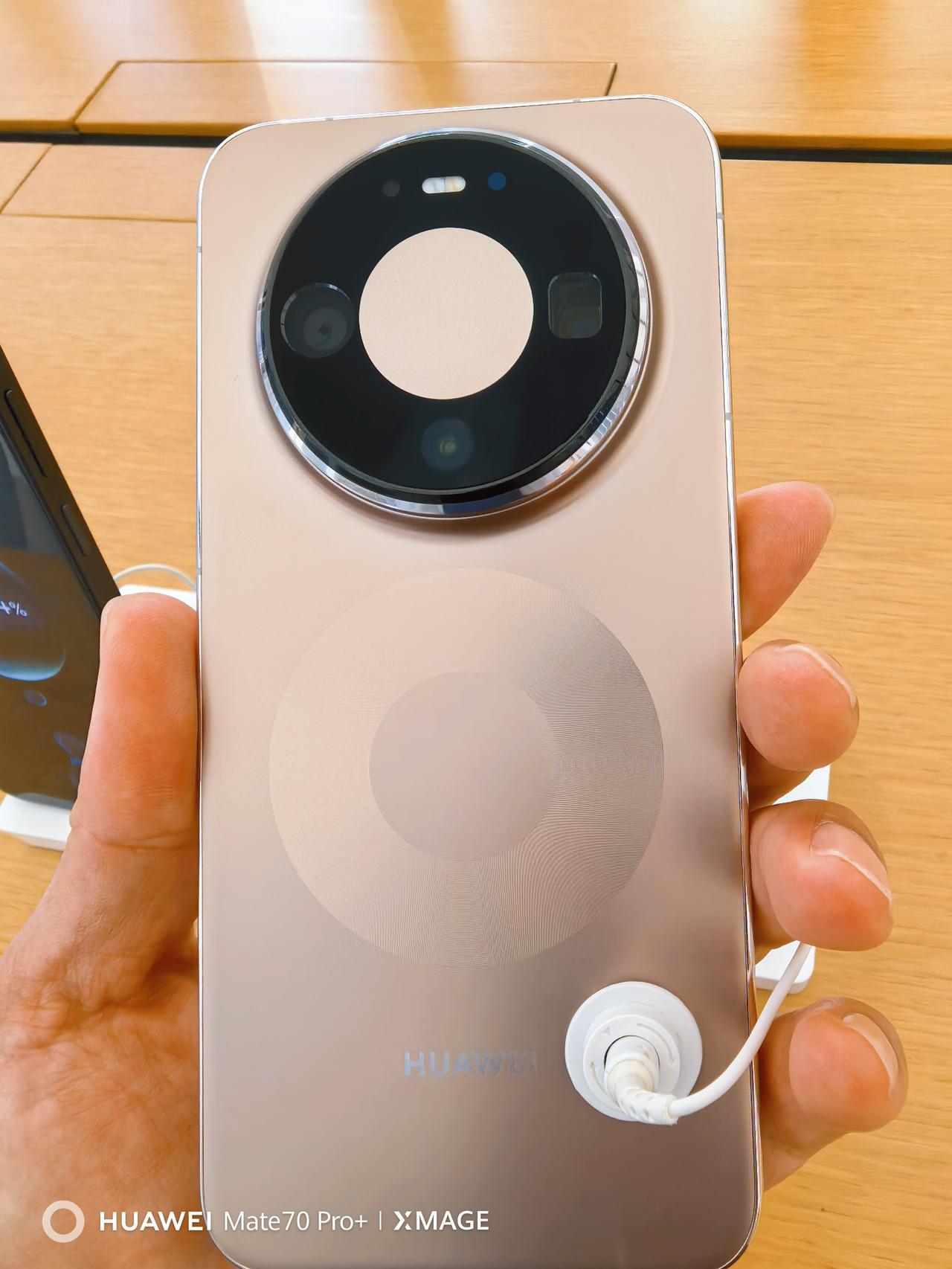 《华为手机重回中国市场第一，超越苹果。》

原因就是mate80的发布，其实单靠