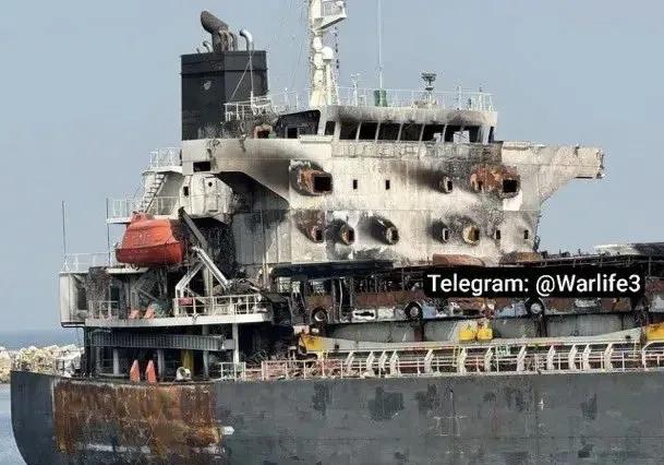 反舰弹道导弹灌顶打击以后的惨状。

三个月前的“真实信心”号商船遭到也门胡塞武装