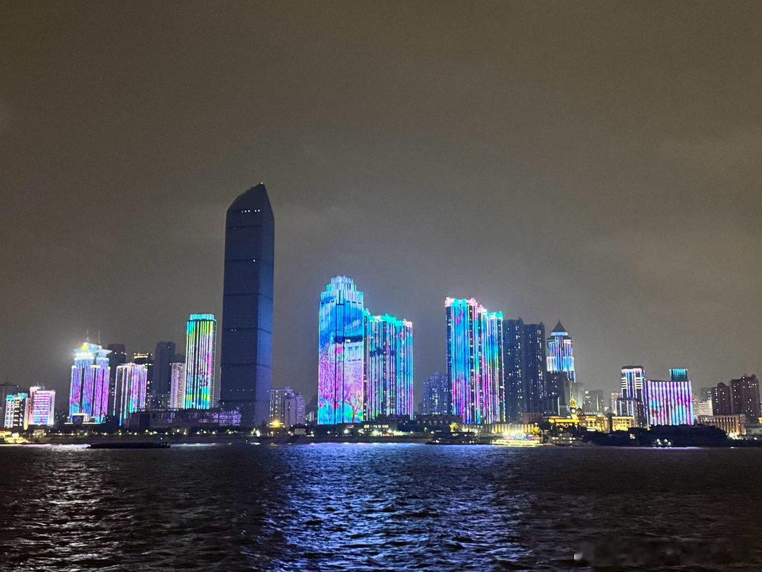 长江的夜景太美了我只能说手机拍不出来它们的美