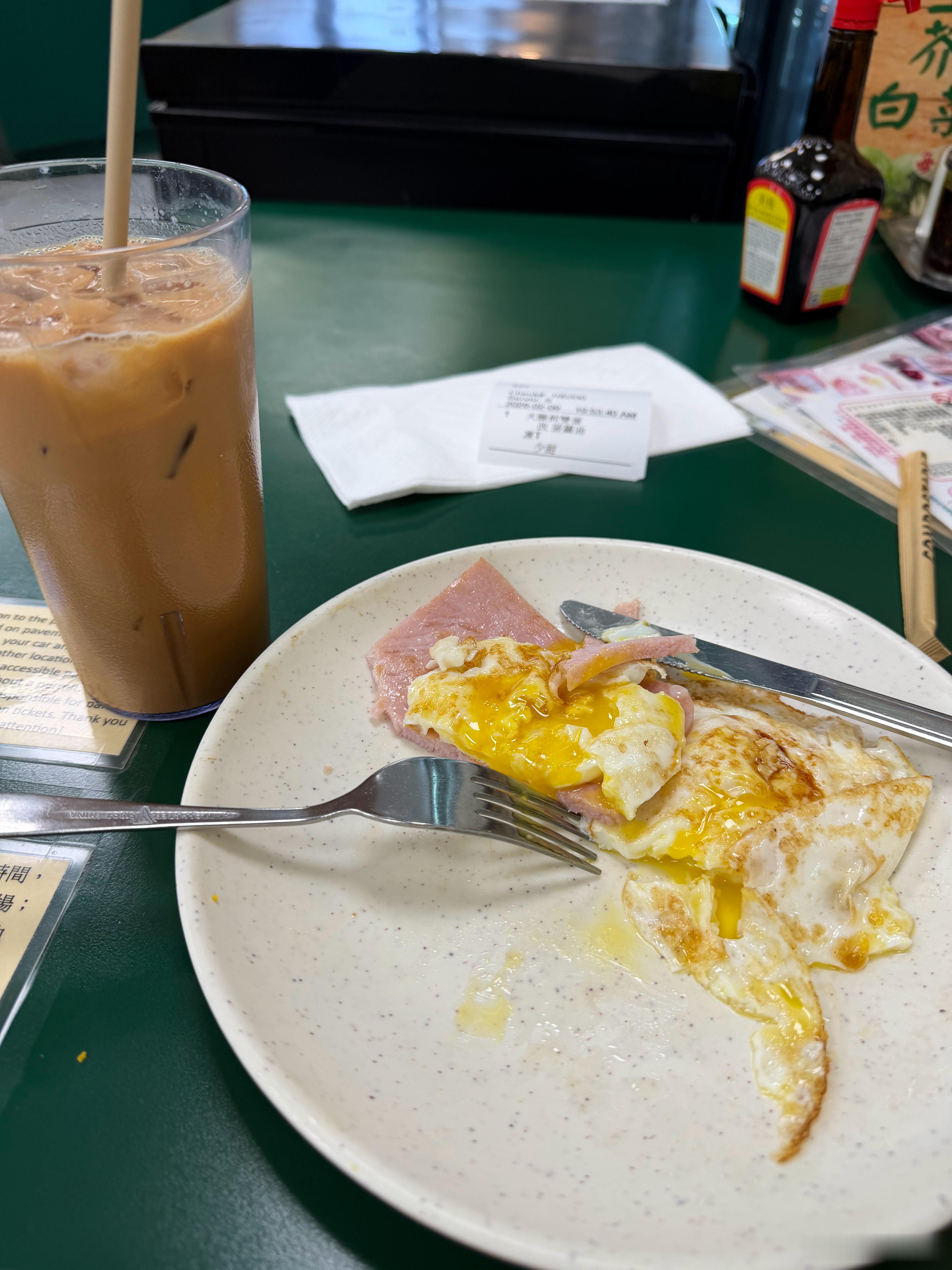 服务生：想食咩啊？我：A餐，煎双蛋加埋火腿啦，改菠萝油，唔该服务生：饮咩啊？我：