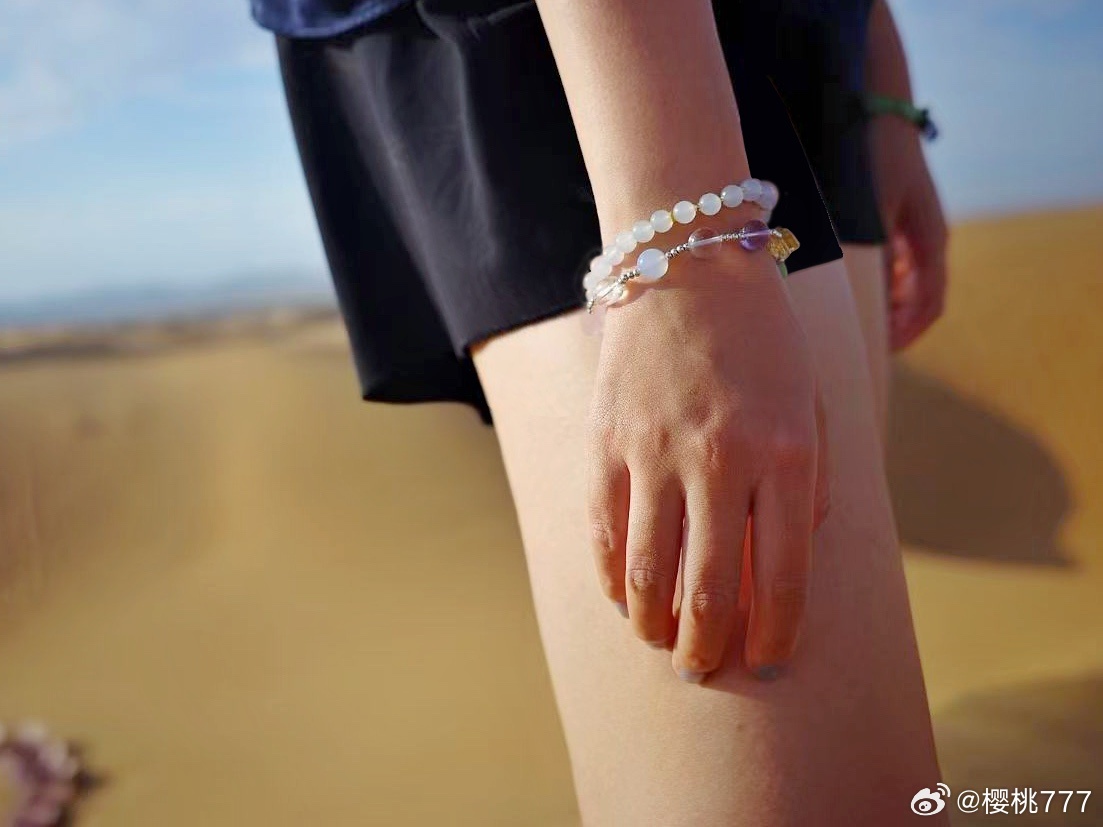 孩子们到了沙漠乐疯了，昨天下午一直滑沙，晚上在沙子里观星，今天早上又滑沙挖沙。鞋