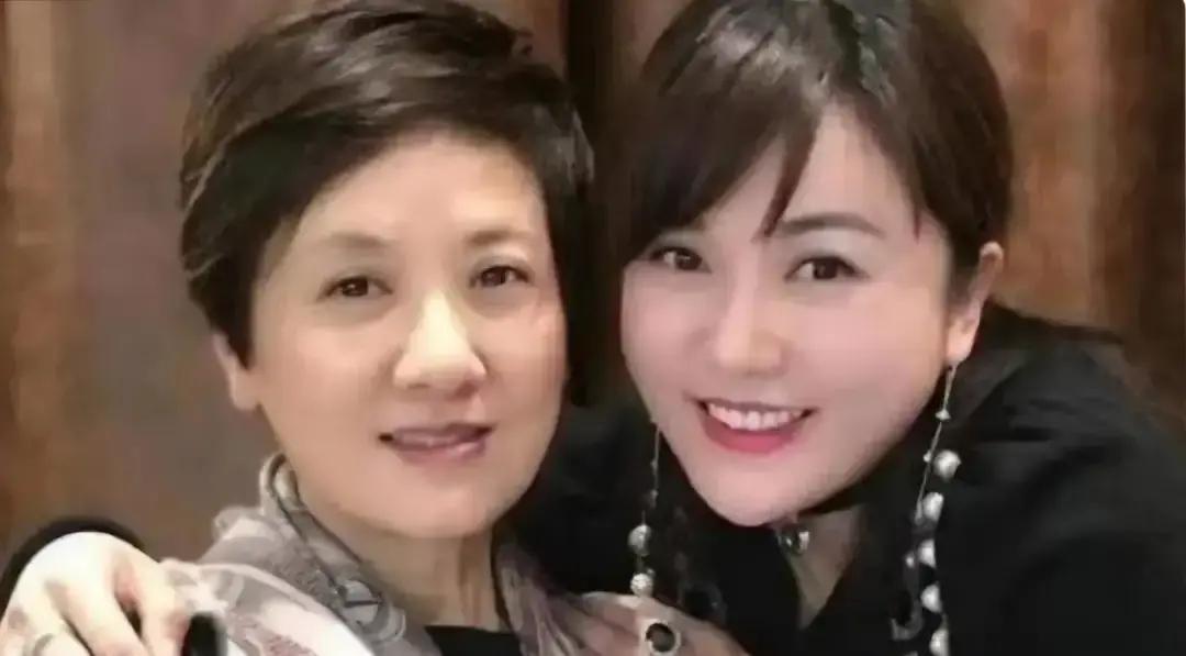 张国立邓婕19年前抱回福利院那个女婴，现在长成亭亭玉立的大姑娘。

小姑娘眉眼跟