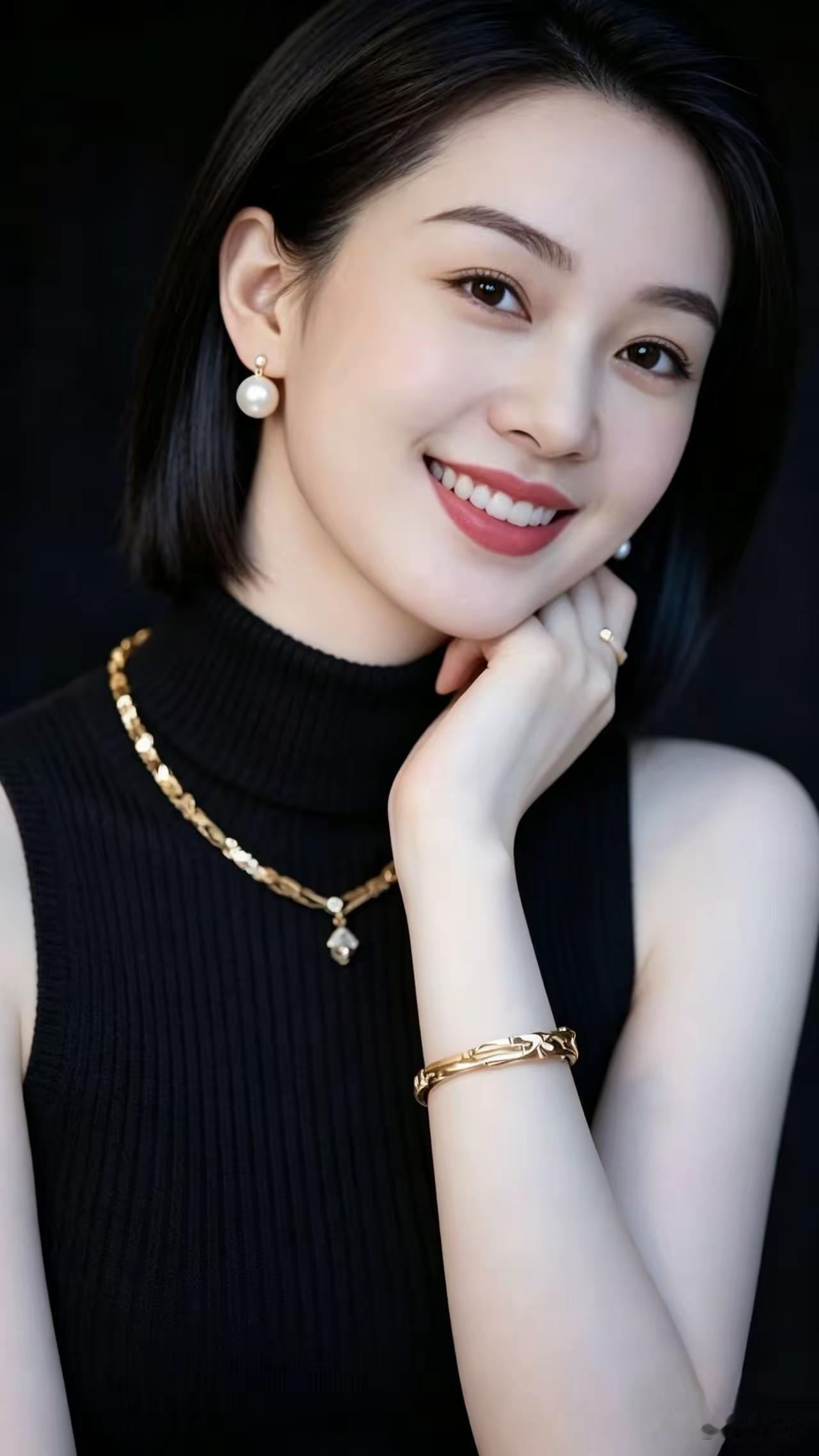 笑容满面，金光闪闪