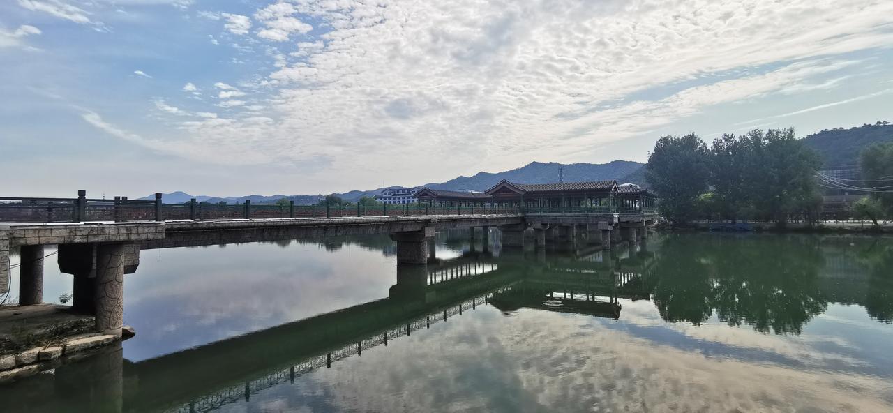 这座桥已经成了武烈河上的标志性建筑，也是市民日常活动的场所。