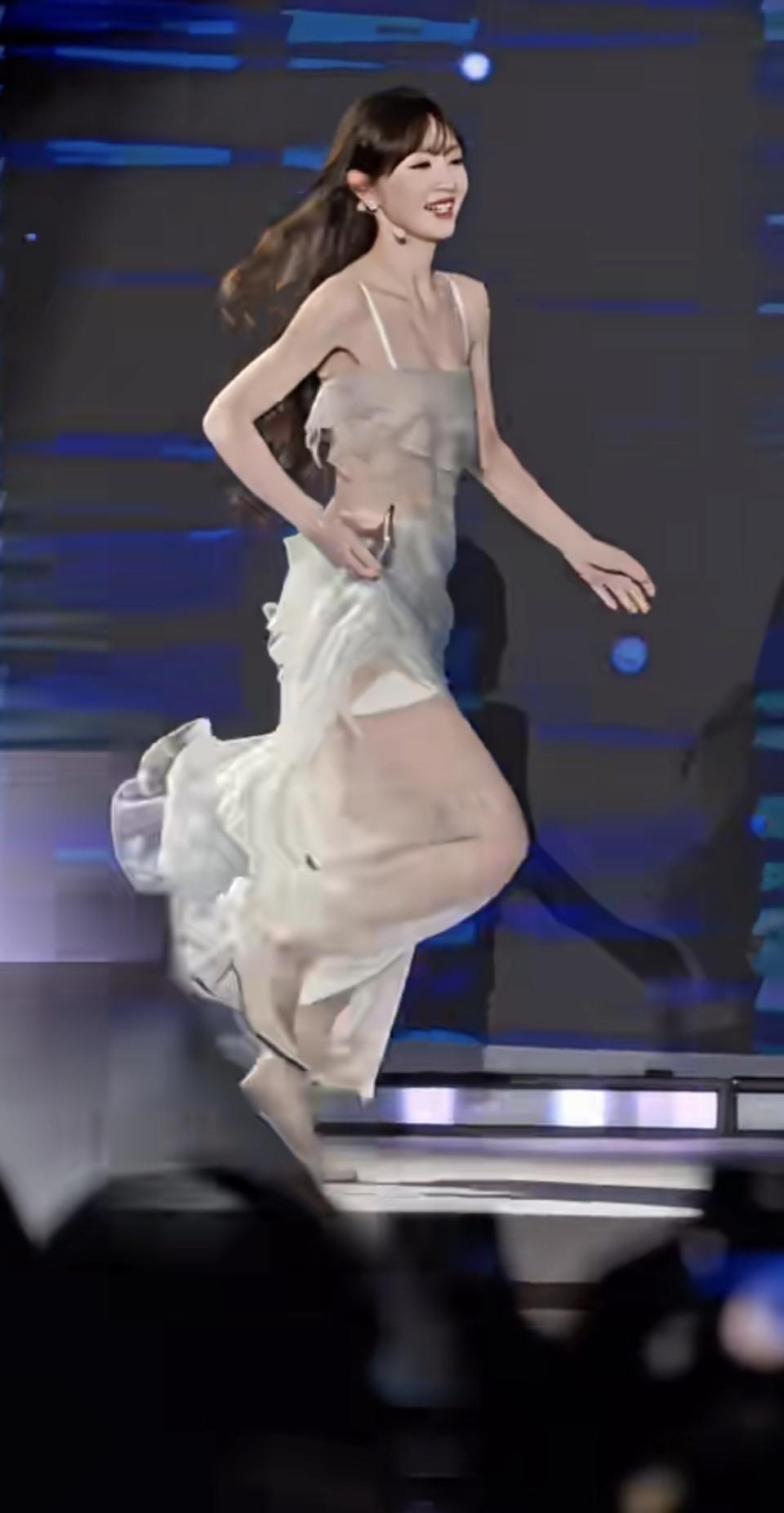 轻盈飘逸的裙摆，如梦似幻的舞台，她轻盈舞动，宛如仙子降临。
