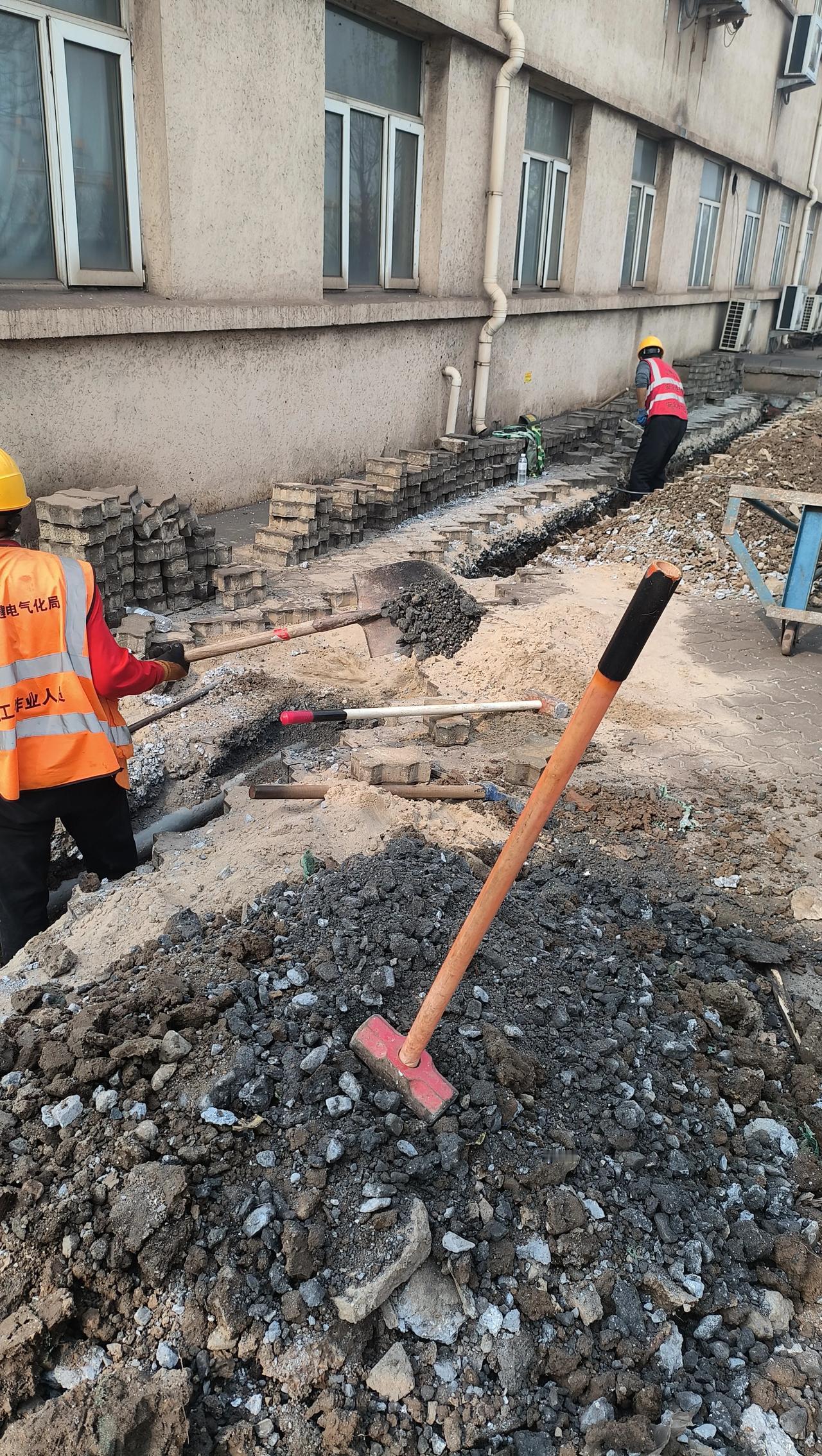 别再说生活好了才发胖！亲眼见过这群工人，我彻底沉默了
 
总有人说，现在日子越过