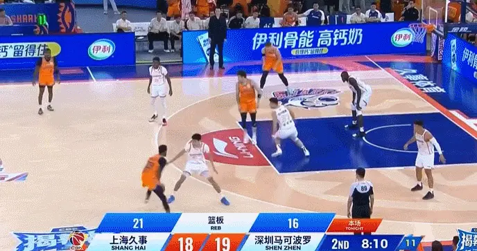 拉塞尔CBA首秀23投7中砍21分 遭深圳中锋大帽
