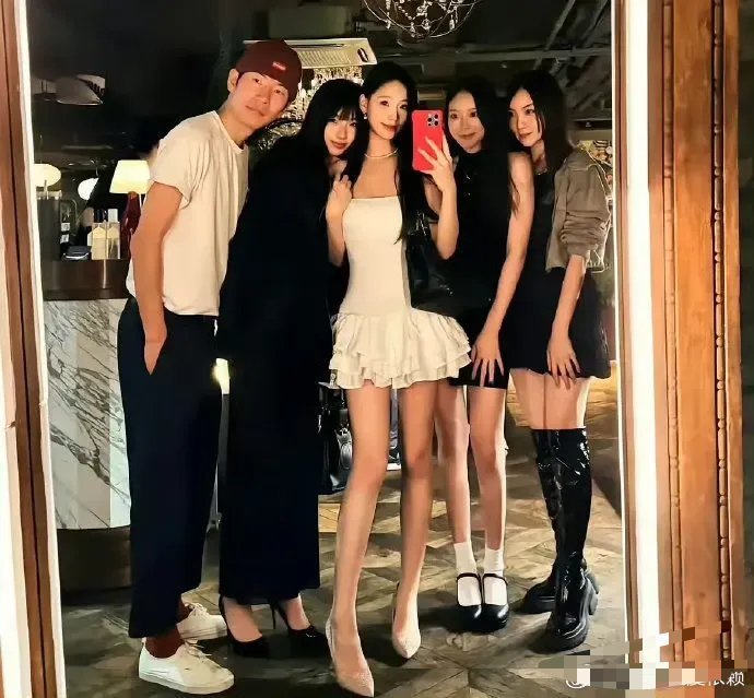 大曲线看着自己的女儿，又看向妹妹的女儿，心中不知作何感想。女儿走路驼背，出门旅游