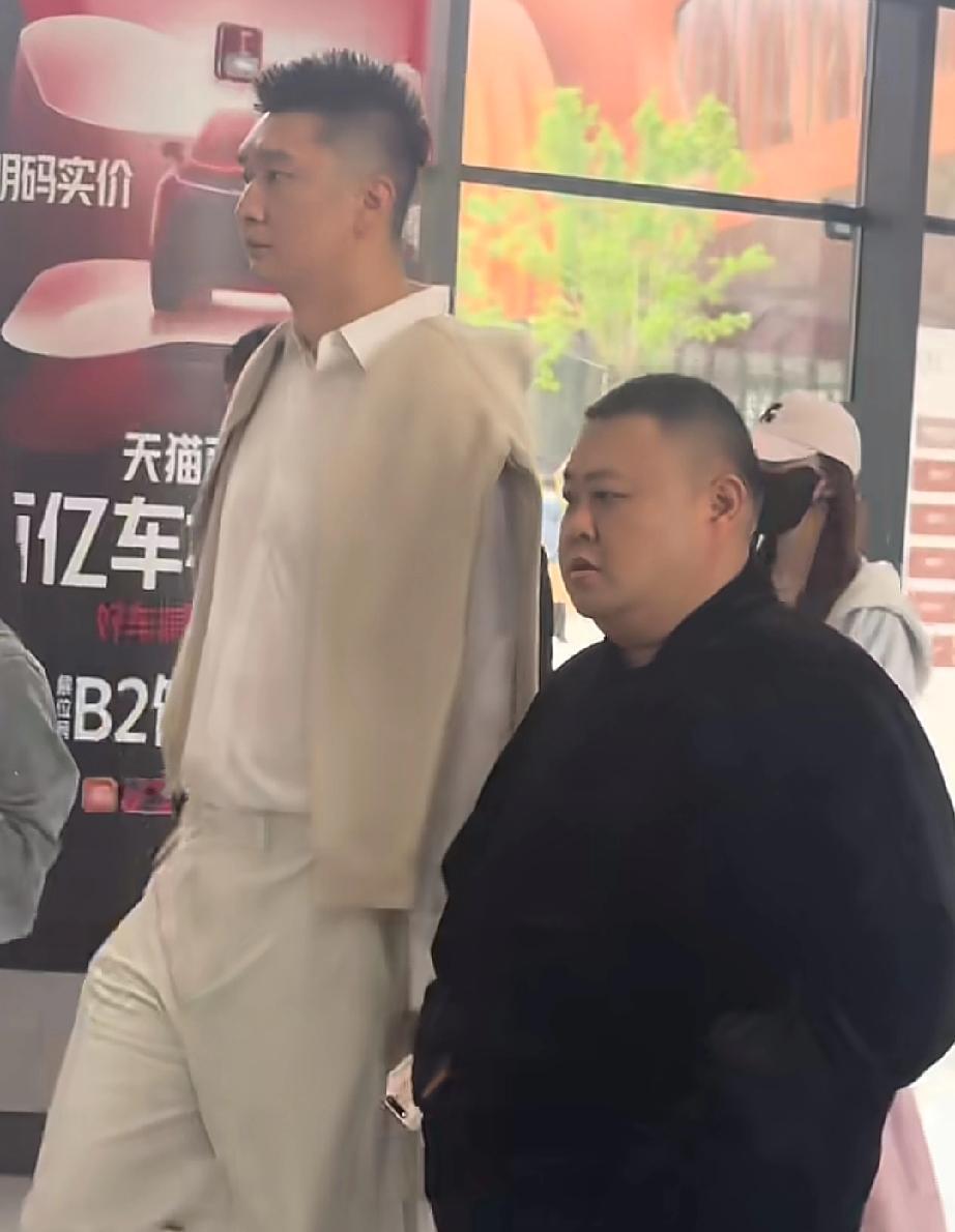 孙悦和孙越同框了，确实有些意想不到。

孙悦是篮球运动员，退役后也一直从事相关工