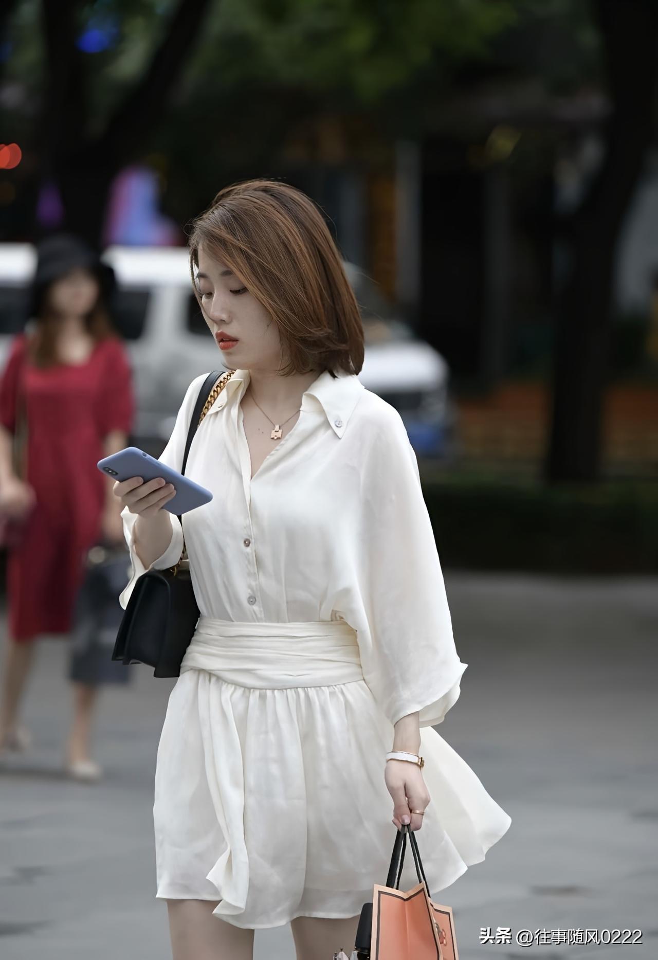 优雅白裙穿搭，街头随拍，时尚感满满