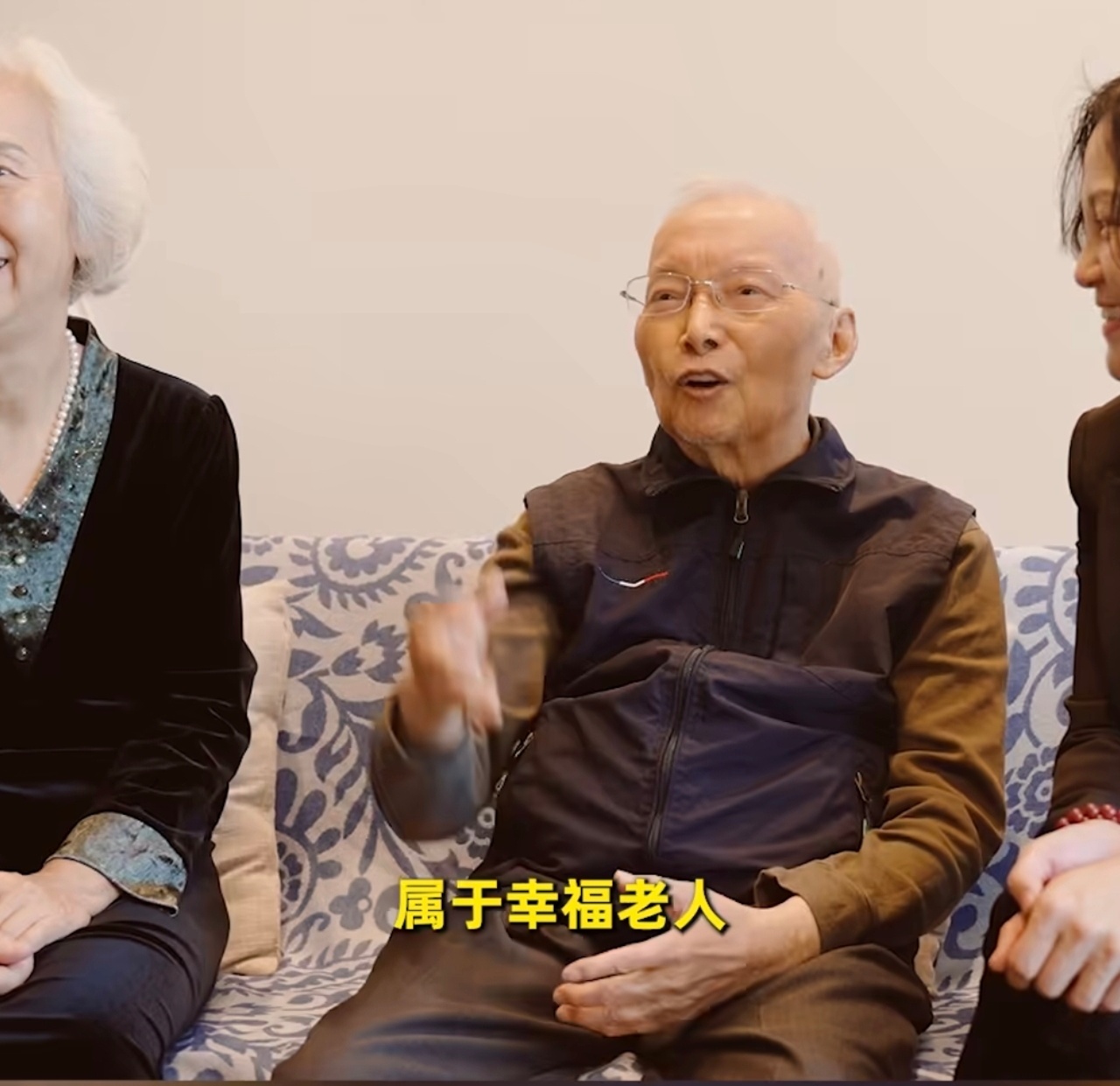 60岁女儿带95岁父亲组队住养老社区 看到这样的故事真的很暖心，60岁女儿带着9