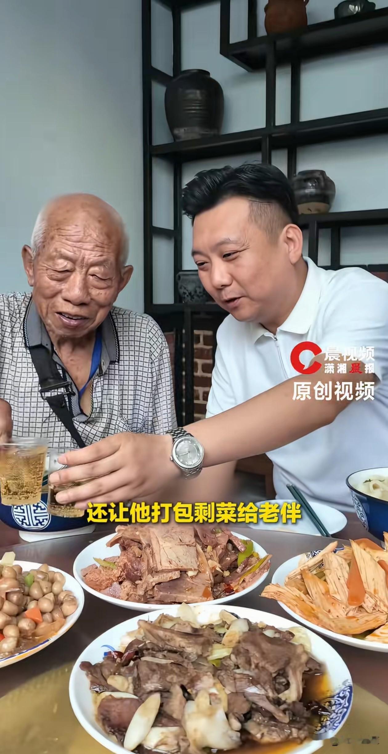河南，一助农博主好心将大爷的菜买光，还邀请大爷一起吃中午饭，原本应该是个皆大欢喜