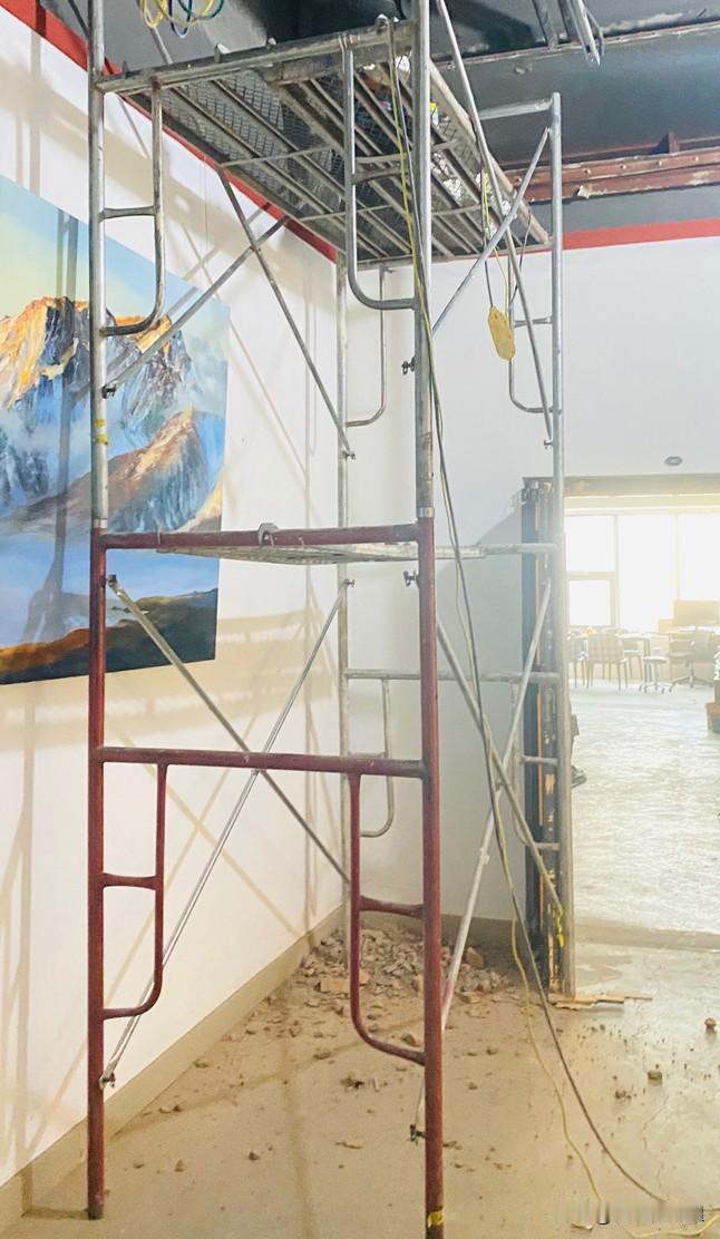 吃完饭又去红光山会展中心看了一个工地—一个200平米店面装修。

店面不大但有难