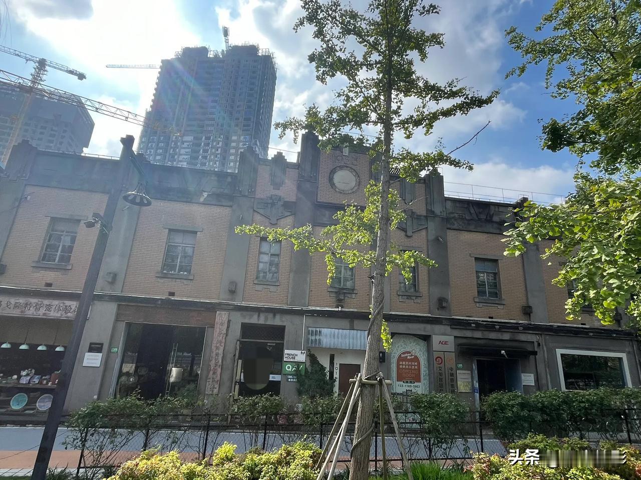 静安区苏州河畔砖木结构的仓库，建于1933年，优秀历史建筑之一。
旁边是杜月笙粮