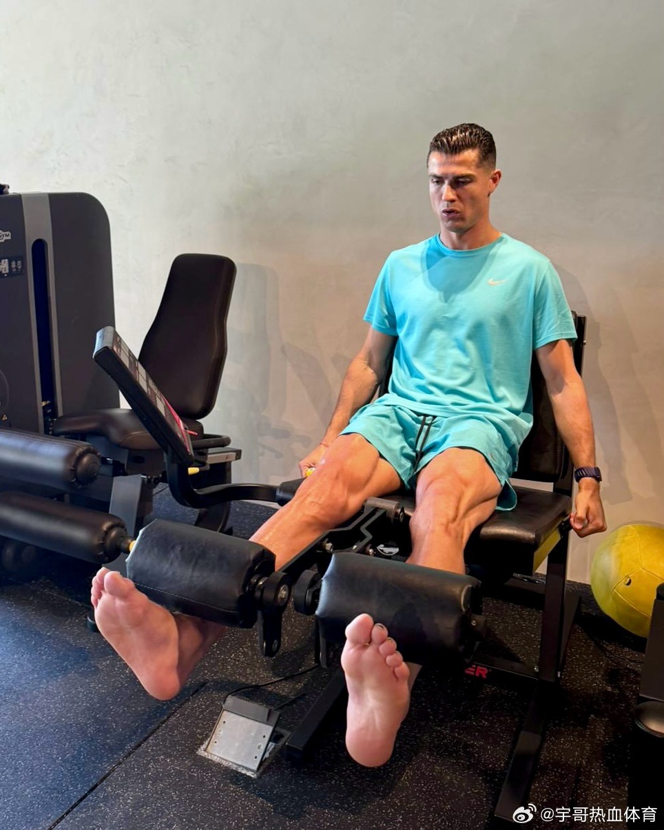 注意看啊，健身的时候，又是抹又是涂又是打发胶的，通过凹一个造型来博眼球，比如翘臀