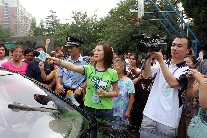 安徽这事儿看的我血压都上来了。
4月14日刷到的现场视频里，女生就是觉得点的面完