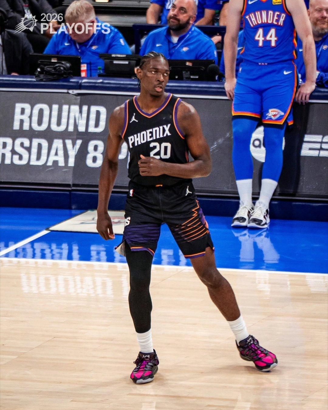 奥特在被问及为何有尺寸臂展运动天赋的新秀弗莱明，未安排去防守亚历山大。奥特回应：