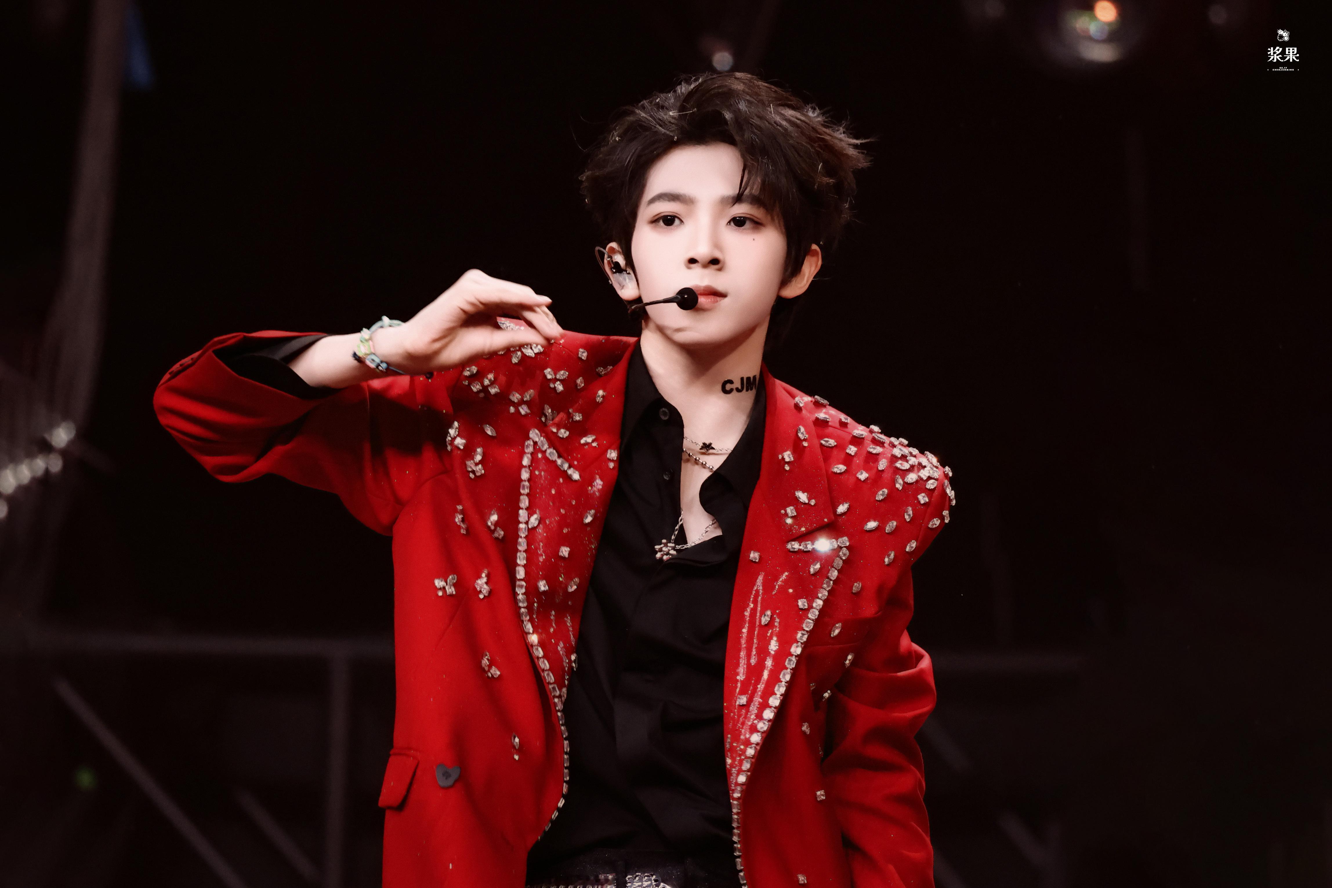 【陈浚铭】陈浚铭大背头如此权威 陈浚铭好适合红色，怎会如此帅…欧巴