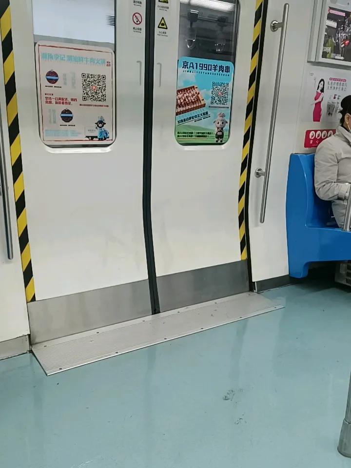 早上五点多就起来去火车站了啊，做地铁都要快一个小时才能到地铁站，真的是很不容易啊