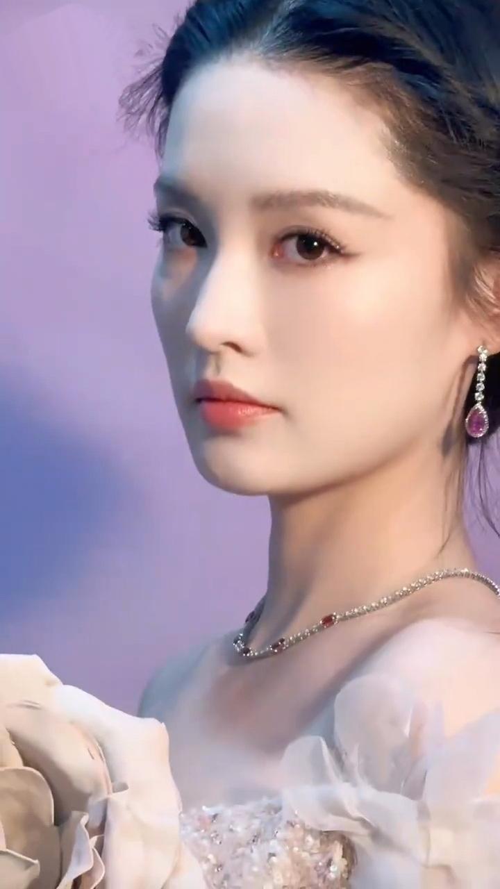 李沁这温柔眼神谁顶得住？蝶落衣衫，沁入星光✨[赞][送自己一朵花]娱乐 眼神 温