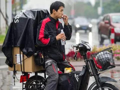 #快递不给送到家，给差评好不好# 我认为每个人都是为了生活，不送到家也是没方法！