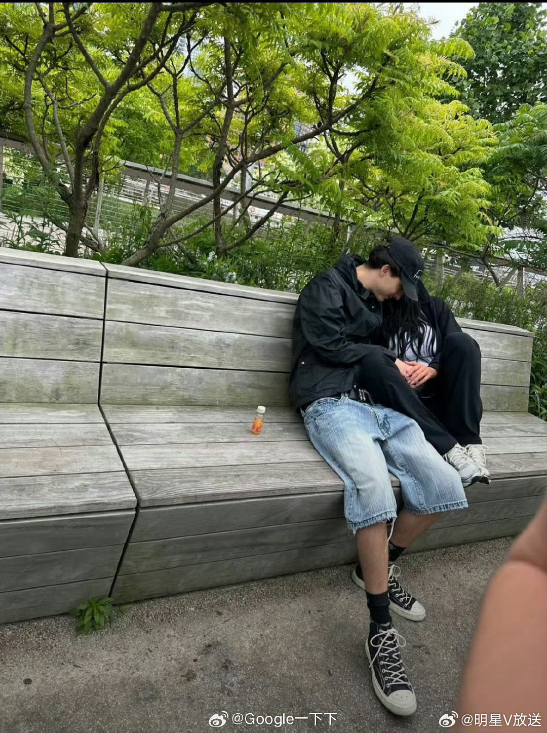 甜茶和金小妹在路边依偎 粉丝拍到金小妹靠在甜茶怀里  甜茶和金小妹路边依偎路透照