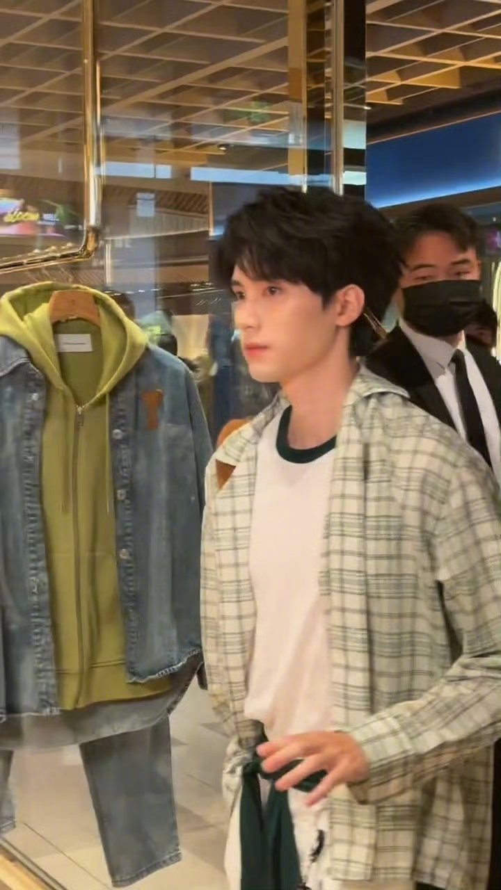 周翊然白t绿衬衫造型谁懂周翊然的少年感颜值白T叠穿绿格衬衫，清爽干净又元气，轻轻