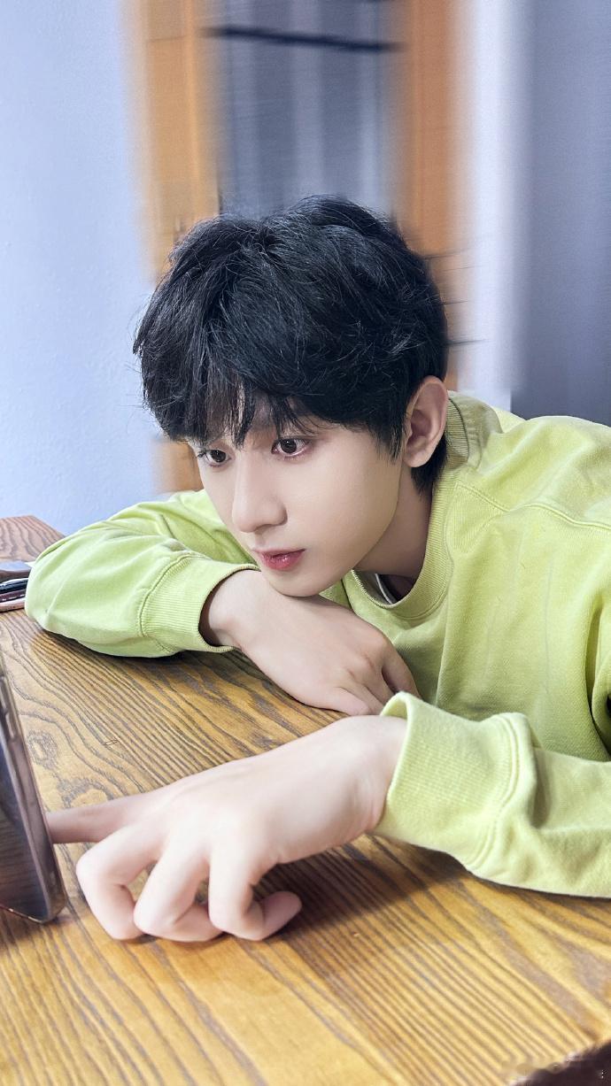 #成毅今日工作花絮1p掉落#​#成毅侧颜碎发#成毅今日的工作花絮中，侧颜碎发的造