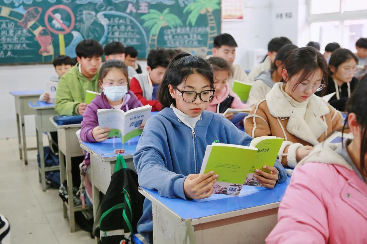 古话常说，从小读书不用心，不知书中有黄金。
这句话一再告诫我们要用读书，用好书。