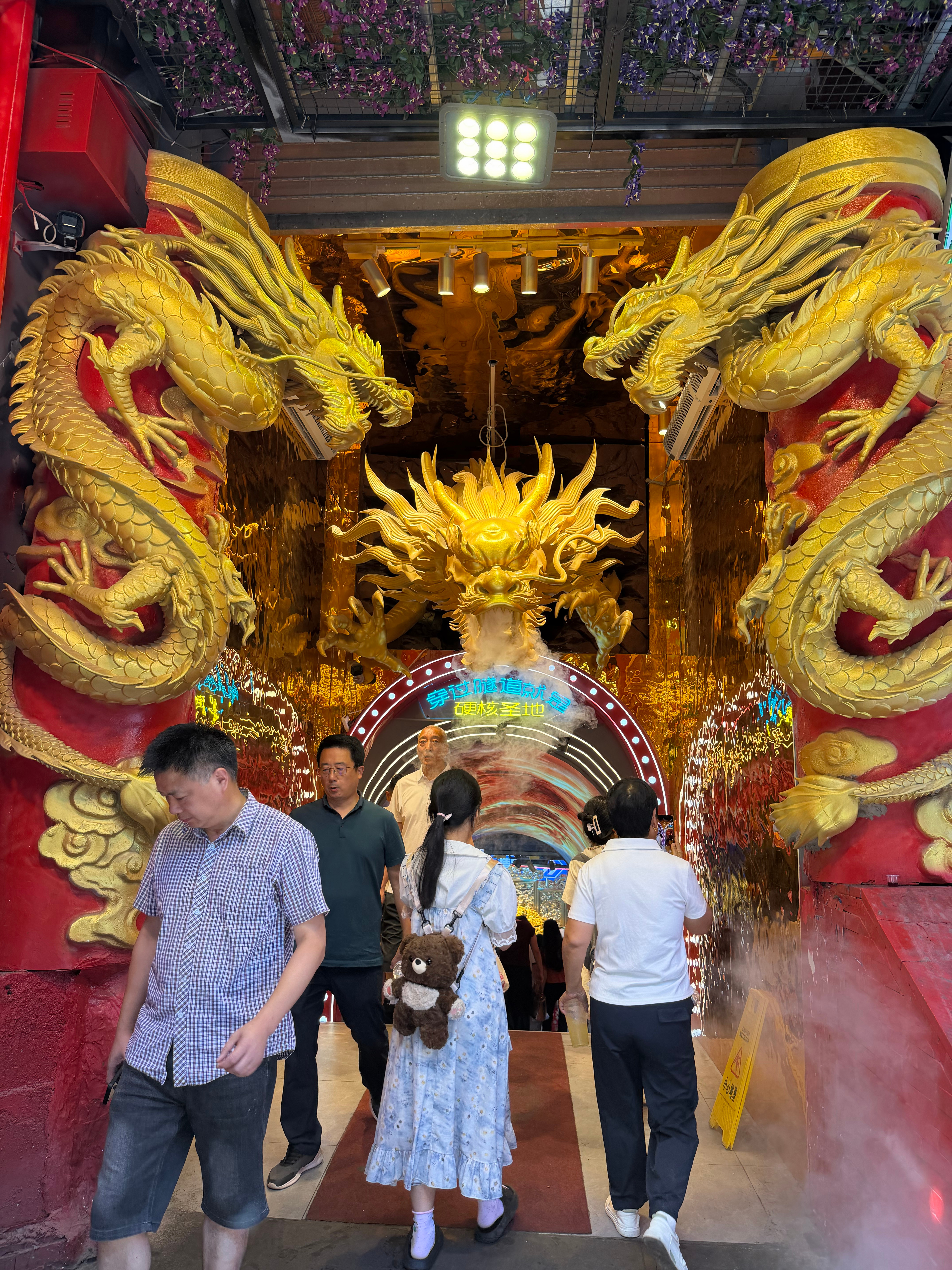 深夜一脖宽窄巷子街区不大，三小时可以玩遍，大多商铺景点走马观花，制扇至美千年制扇