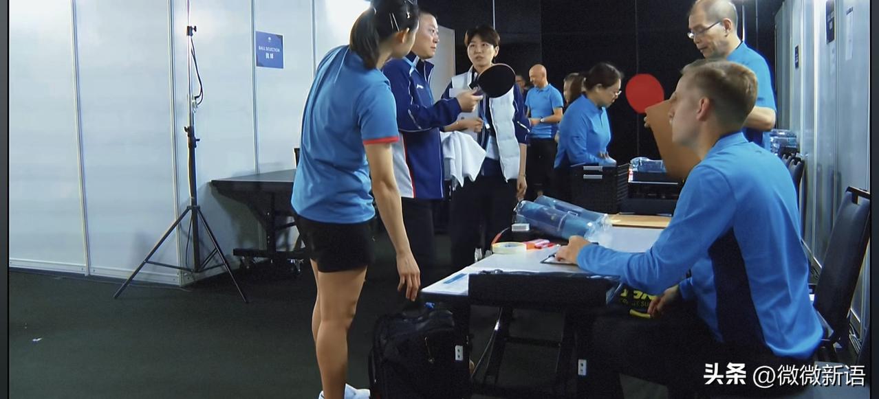 莎莎的比赛快要开始了，看到马琳来把球拍送检了，马琳还和旁边的工作人员聊天了，看到