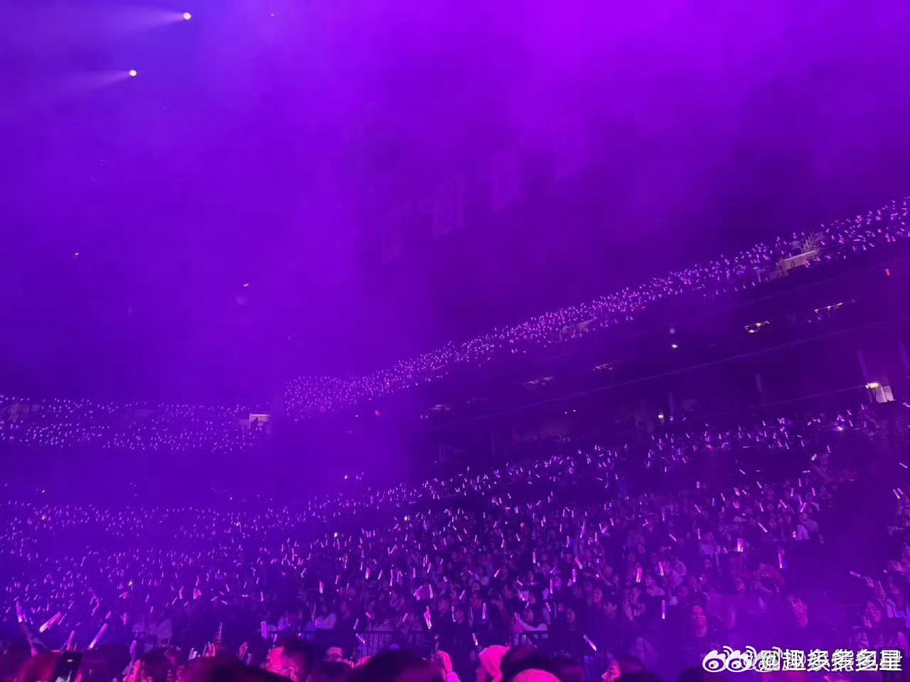 汪苏泷世巡纽约场上座率纽约演唱会现场座无虚席，一片超美的荧光海，大家用中文大合唱