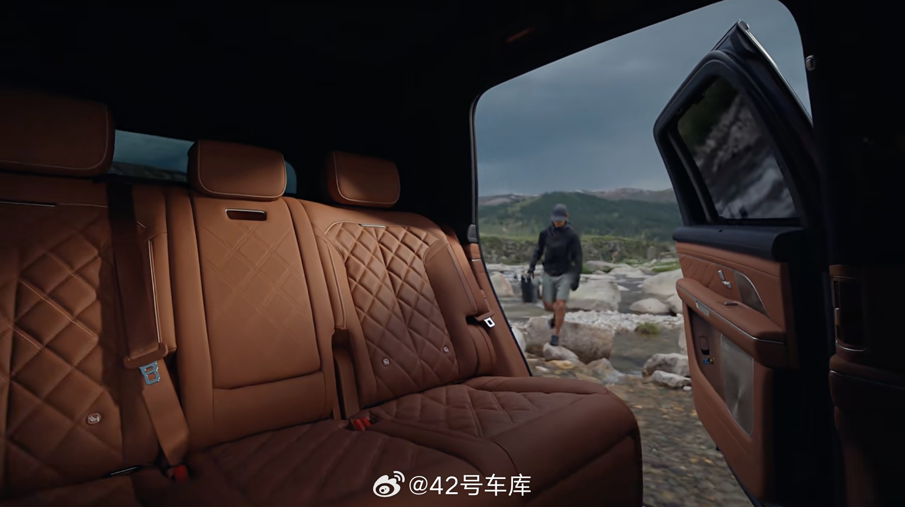 蔚来 ES8 五座版发了一个视频预热了，从名字来看确认就是一个 5 座版本，不是