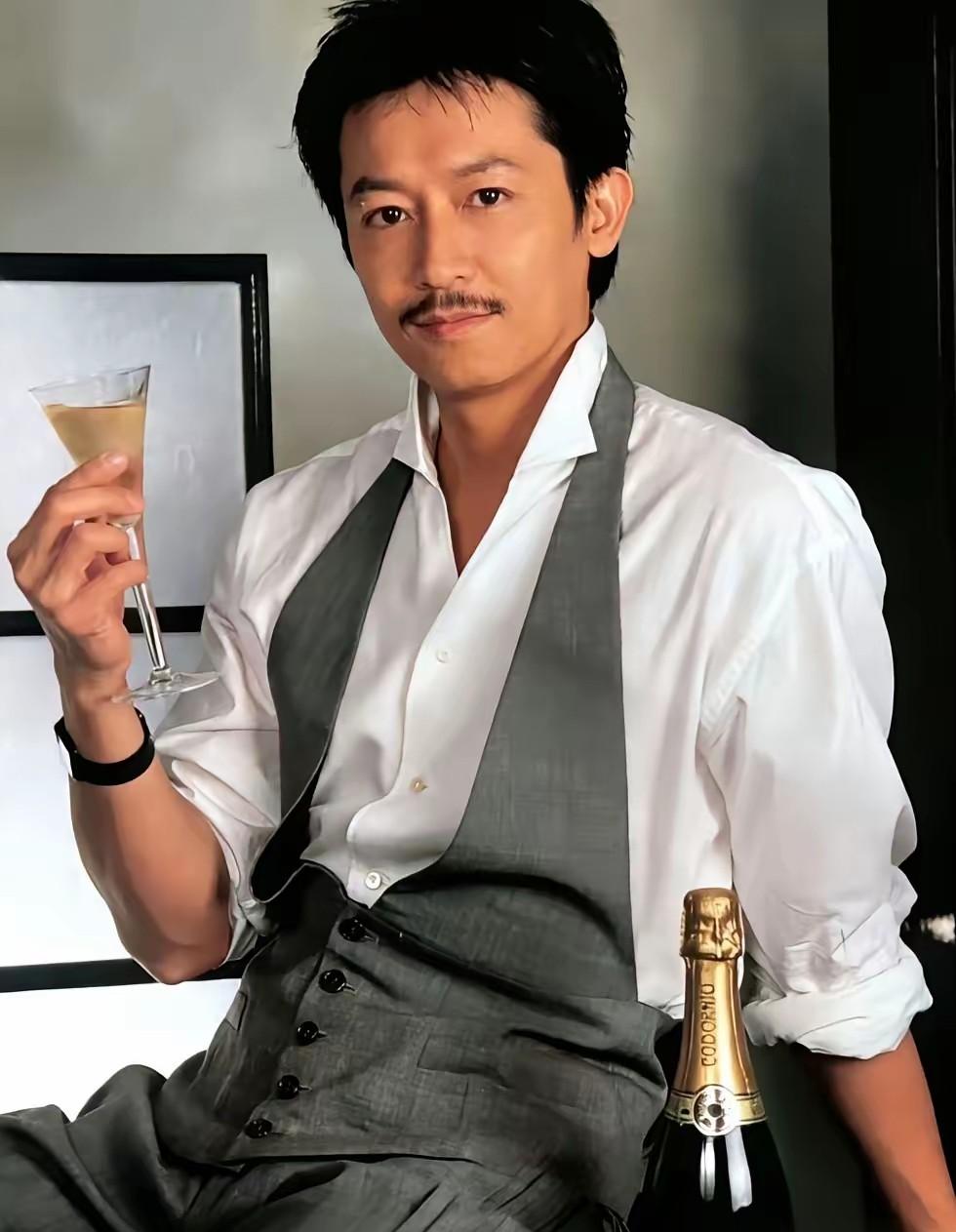 没想到年轻时的林志祥也是一个美男子，他的五官很硬朗，立体有型，轮廓立体，棱角分明