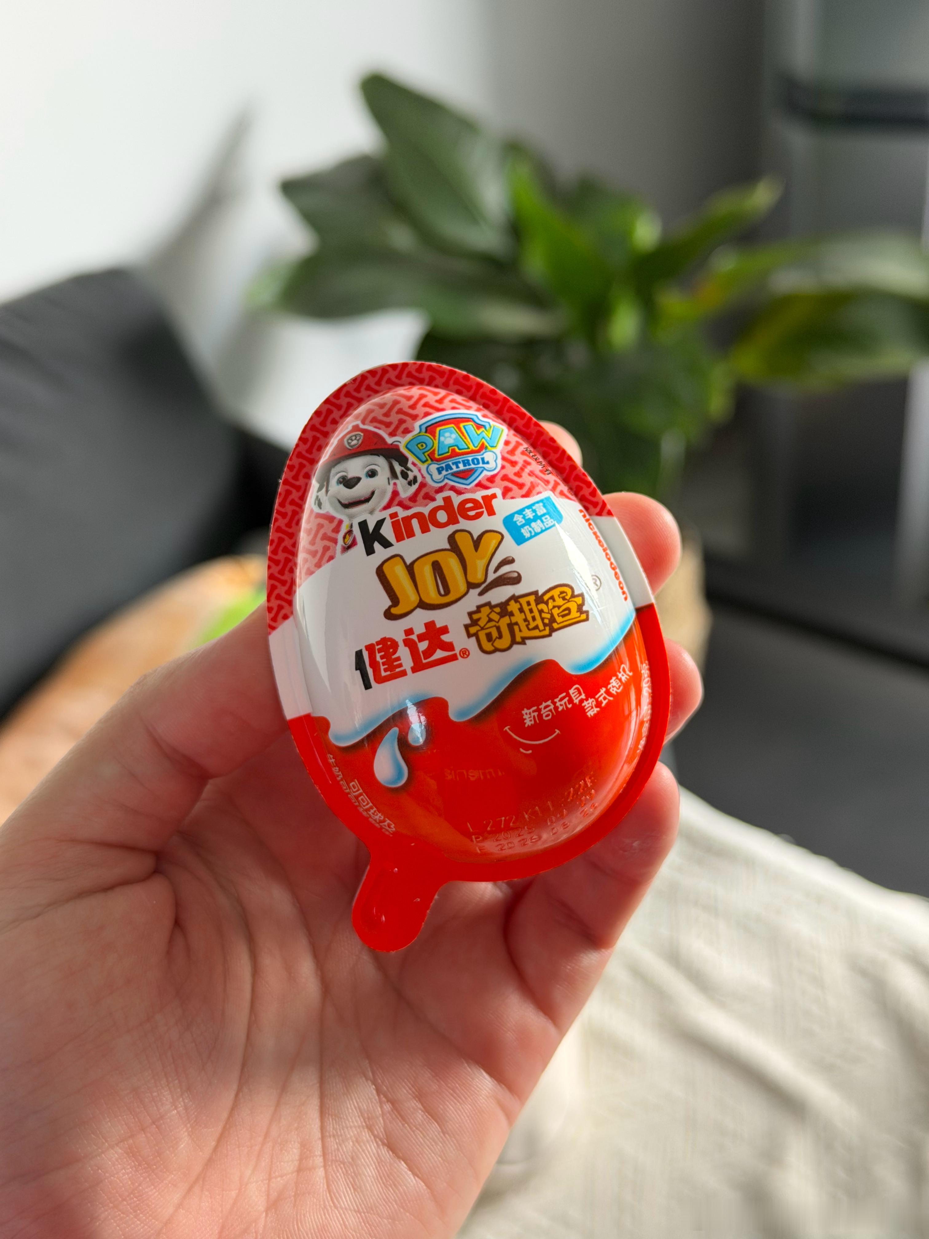 说实话，小时候都没听说过健达奇趣蛋这个东西类似的东西就是几毛一个的星球杯，刚刚吃