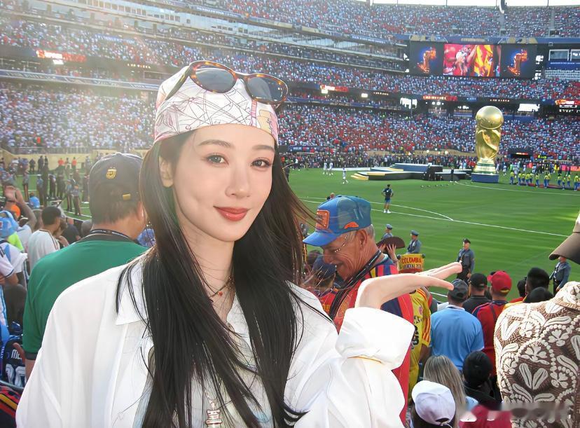 杨紫这是有高人指点吧！杨紫现在的妆造好美呀，很适合她，多巴胺头巾，配个墨镜，脸上