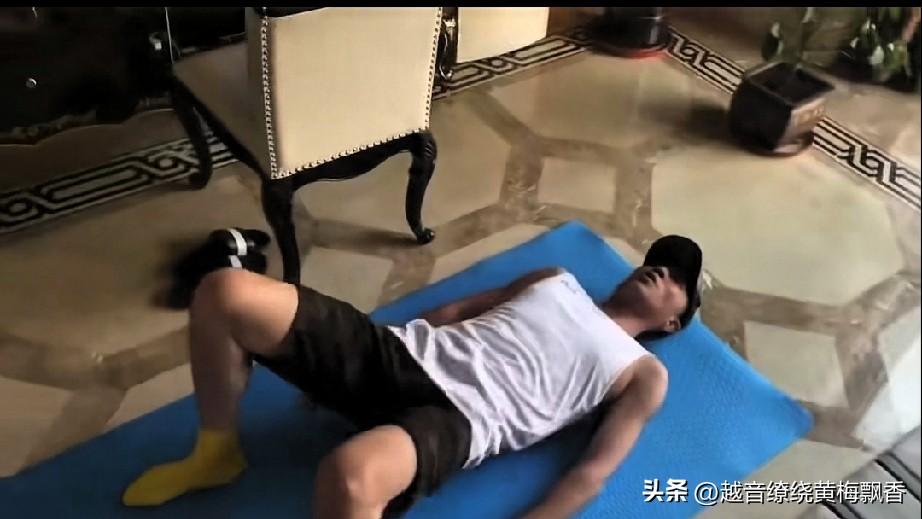 于和伟居家也在锻炼身体，评论区有人说为什么在家里还戴着帽子呢？应该是在家不戴假发