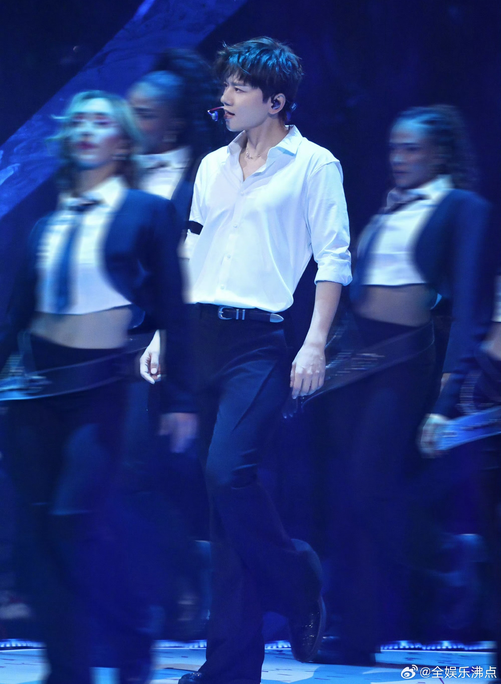 宁静老师，您这是要加入“杰哥演唱会气氛组”吗？以您的热情，绝对是内场最亮眼的星星