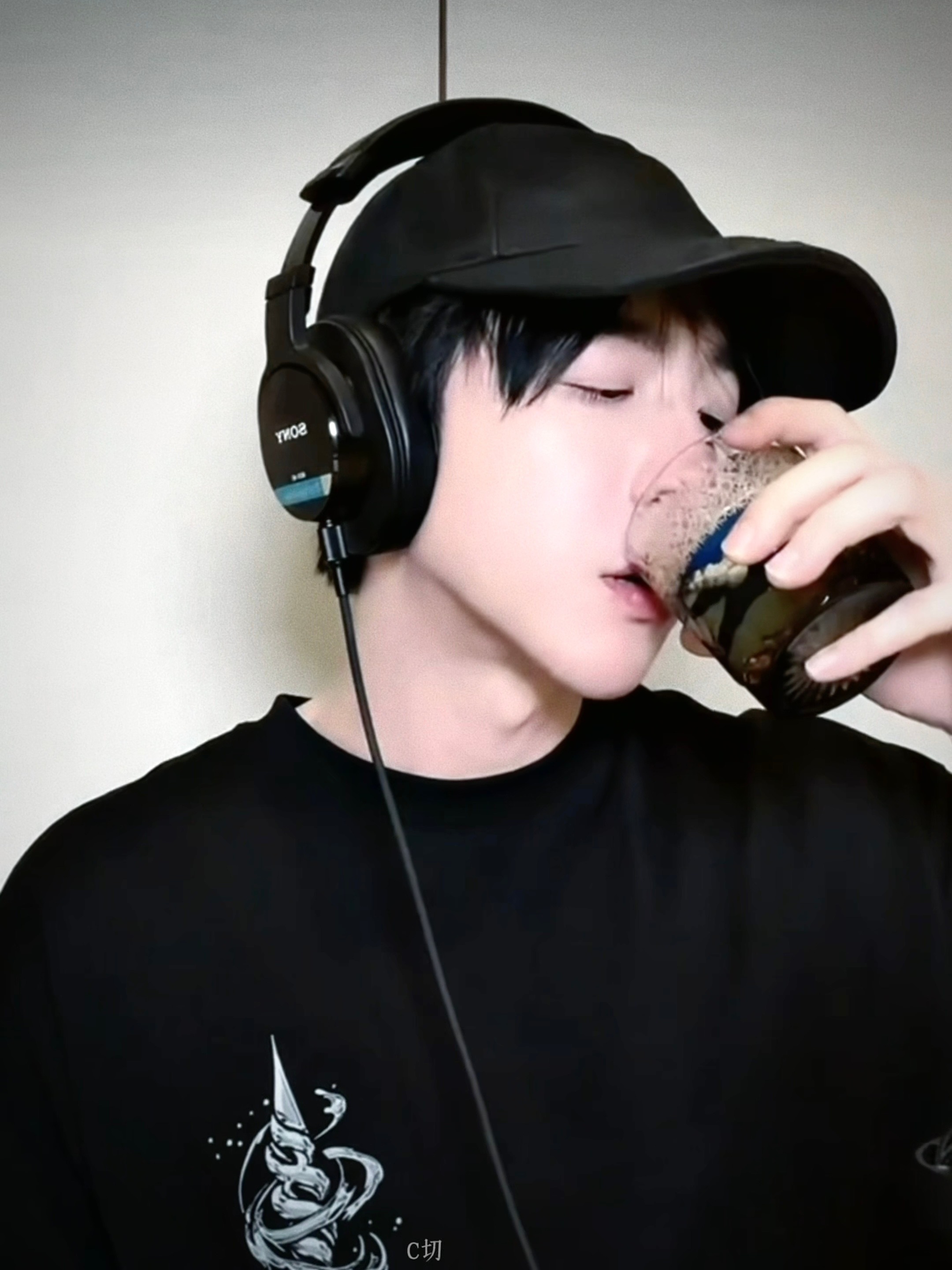 刘宇宁，有一天，当你走过蔓草荒烟，我便在那里向你轻声呼喊，以风声，以水响。 刘宇