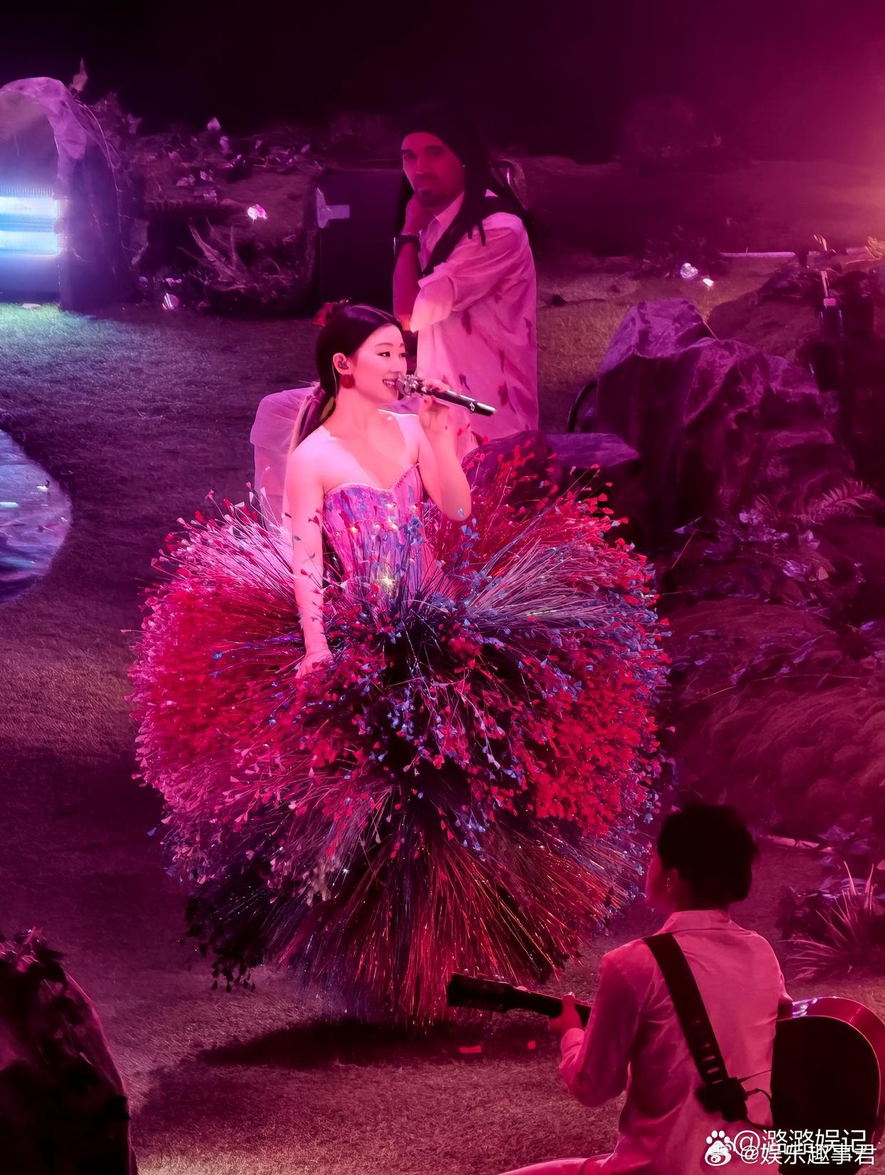 单依纯演唱会发言单依纯演唱会发言：“经常刷到网上很多人翻唱我的歌，我的歌真的很难