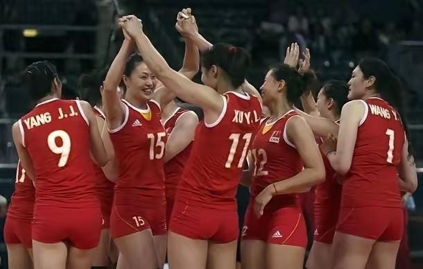 终于明白中国香港女排为什么敢这么干了！看她身边站着的是谁，瞬间懂了！
​场边站着