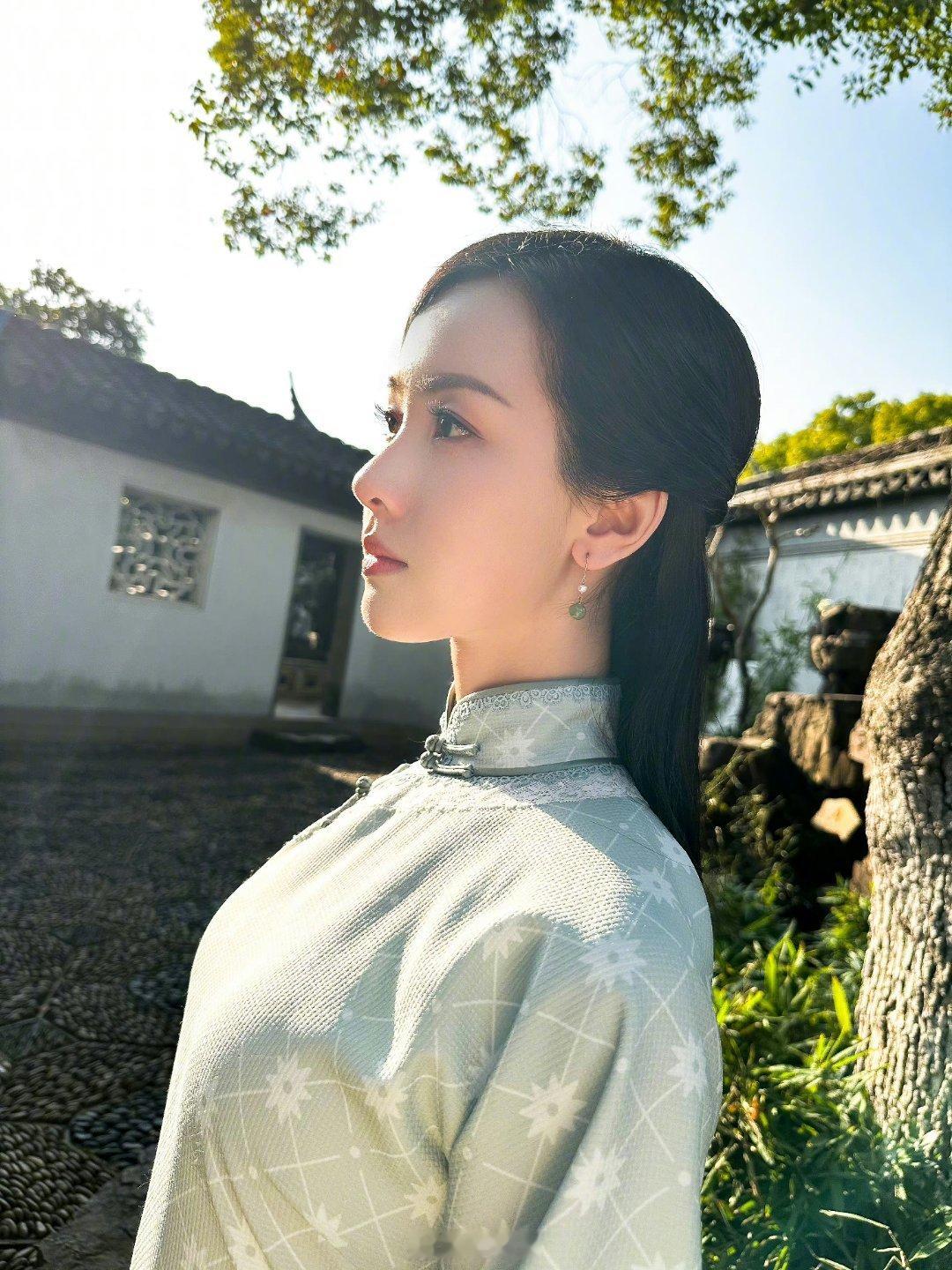 #陈都灵发了四张侧颜#   陈都灵阳光侧颜救了沫订单已查收，水灵灵的四张美照[收