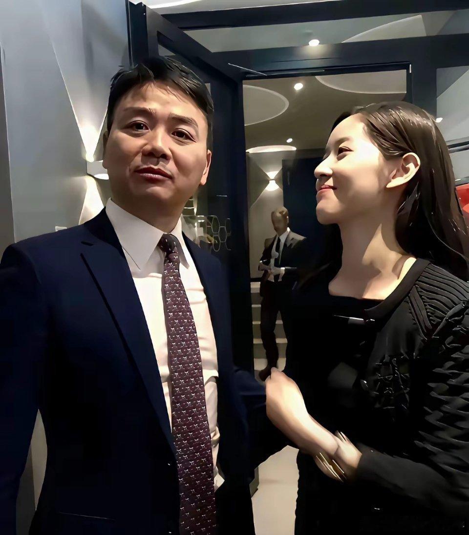 刘强东的魅力，应该是优质男性中的天花板了吧！通过章泽天看到他的眼神就知道了，满眼