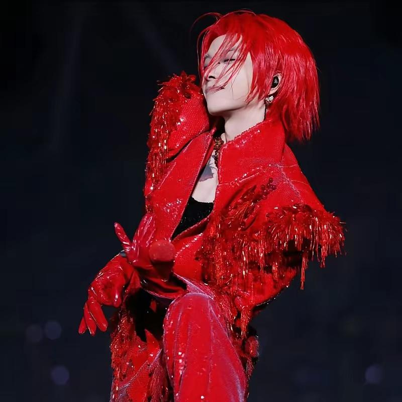 看看这德性，穿一套大红色的衣裤也就算了！还染了一头红毛！更恶心的是还翘着兰花指！