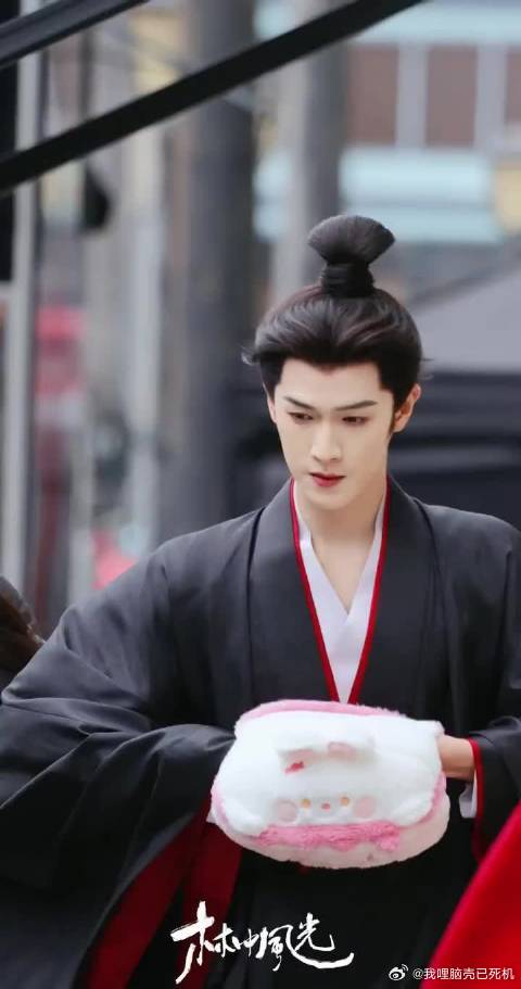 今天在拍剧男星路透男明星今日在拍剧路透 今天在拍剧男星路透，男明星今日在拍剧路透