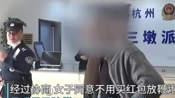 白嫖成功了？2025年，杭州一男子在工地干活时，因为尿急找不到厕所，就想着在一处